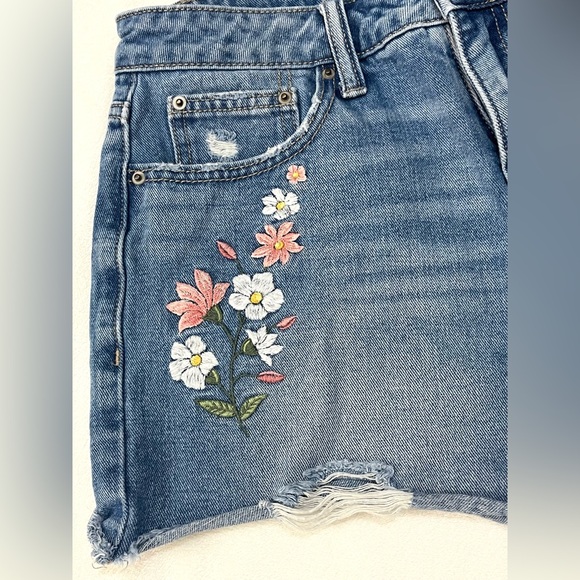Time and True Women’s Blue Jean Shorts with Floral Embroidery Size 4 - Picture 5 of 16
